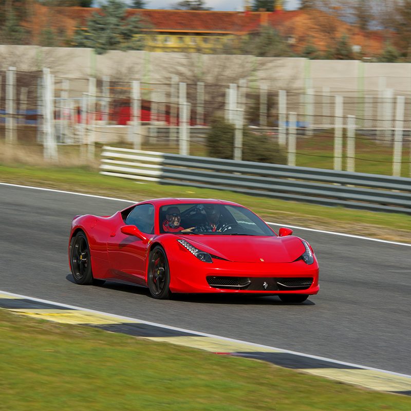 Conducir un Ferrari 458 Italia en circuito con MotorExperience